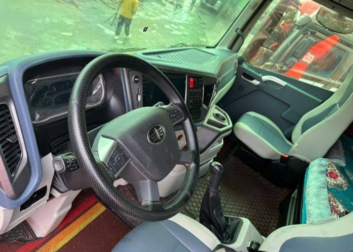 二手青岛解放 580马力 载货车