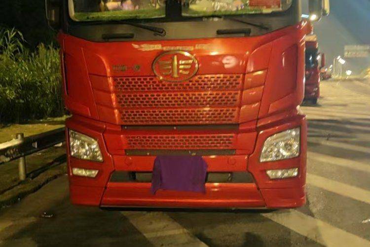 二手青岛解放 550马力 牵引车