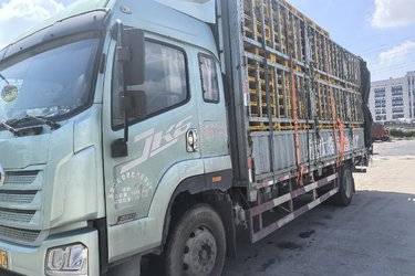 二手青岛解放 JK6中卡 220马力 4X2 6.8米栏板载货车(国五) 单桥 锡柴二手载货车 黄牌