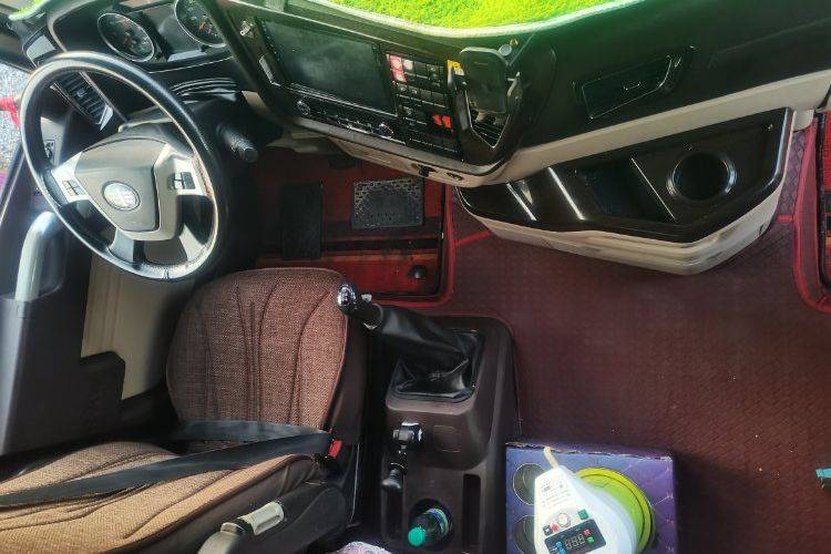 二手青岛解放 320马力 载货车