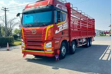 二手青岛解放 JH6重卡 领航版2.0 420马力 8X4 8.2米仓栅式载货车(国五) 前四后八 锡柴二手载货车 黄牌