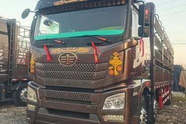 二手青岛解放 JH6重卡 320马力 6X2 9.5米仓栅式载货车(国六) 前四后四 锡柴二手载货车 黄牌