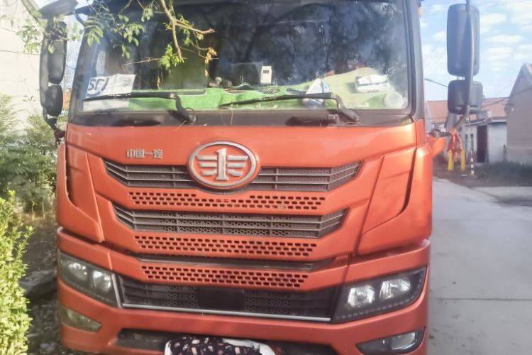 二手青岛解放 260马力 载货车