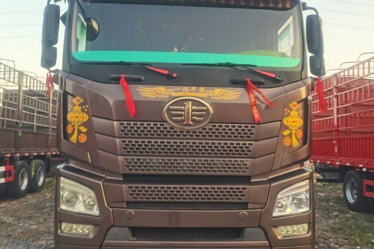 二手青岛解放 320马力 载货车