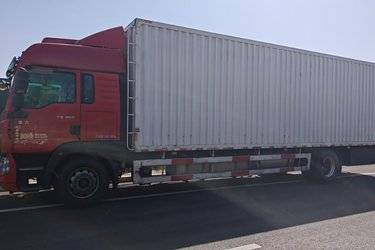 二手中国重汽 HOWO T5G重卡 280马力 4X2 9.6米厢式载货车(国五) 单桥 曼二手载货车 黄牌