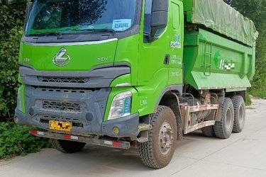 二手东风柳汽 乘龙H7 400马力 8X4 LNG自卸车底盘(国五) 前四后八 潍柴二手自卸车 黄牌