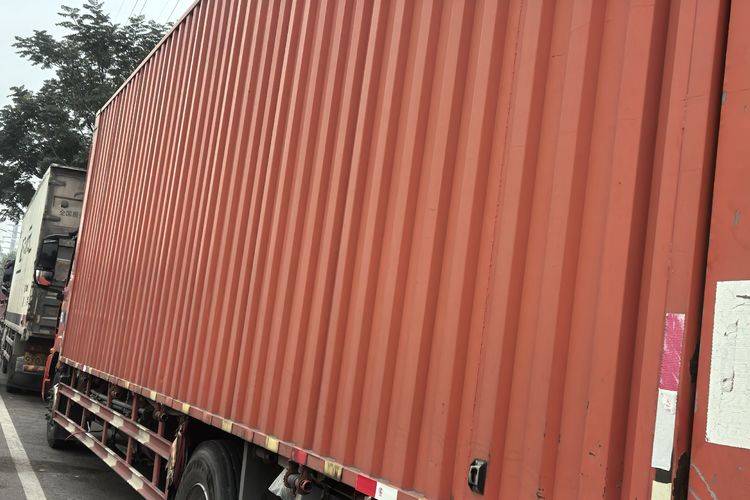 二手重汽汕德卡 330马力 载货车
