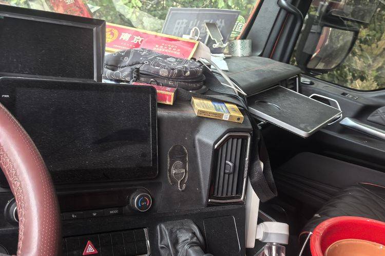 二手重汽汕德卡 330马力 载货车