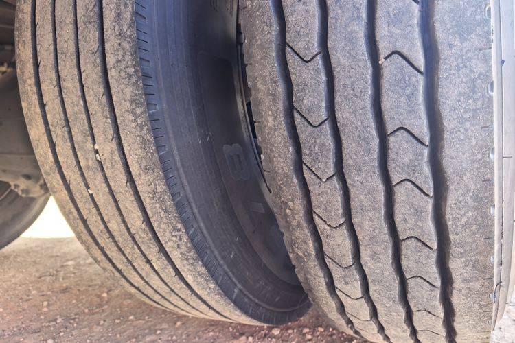 二手一汽解放 240马力 载货车