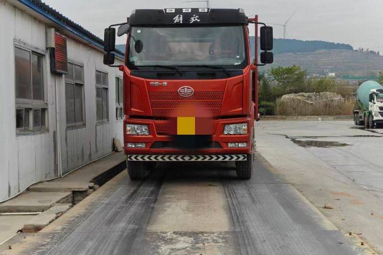 一汽解放 260马力 载货车