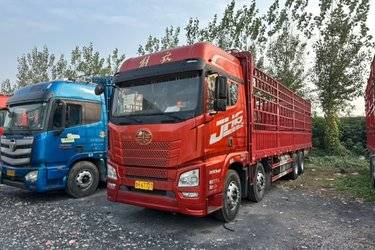 二手青岛解放 JH6重卡 350马力 8X4 9.5米仓栅式载货车(国五) 前四后八 锡柴二手载货车 黄牌