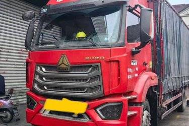 二手中国重汽 豪沃NX中卡 270马力 6X2 6.8米仓栅式载货车(国六) 前四后四 中国重汽二手载货车 黄牌