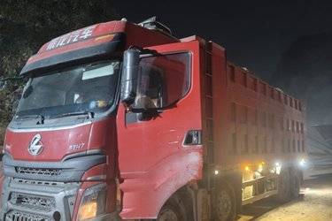 二手东风柳汽 乘龙H7 460马力 8X4 8.2米自卸车(国五) 前四后八 潍柴二手自卸车 黄牌