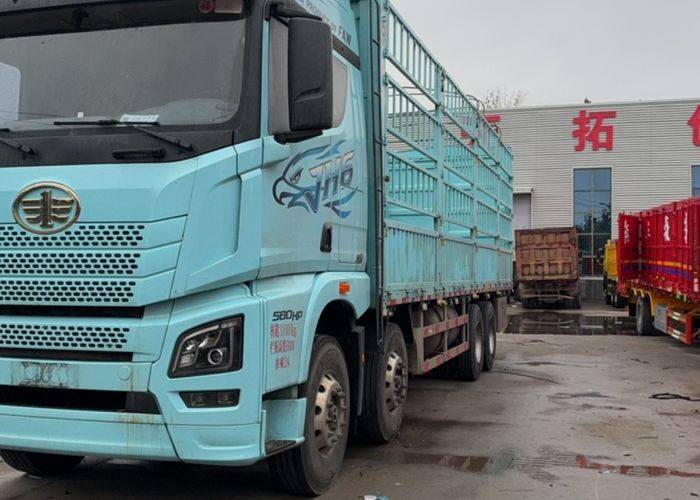 二手青岛解放 580马力 载货车