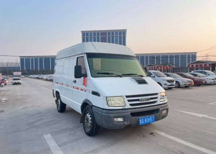 二手依维柯 129马力 封闭货车