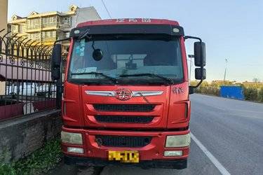 二手青岛解放 龙V中卡 220马力 4X2 6.75米栏板载货车(国五) 单桥 锡柴二手载货车 黄牌图片