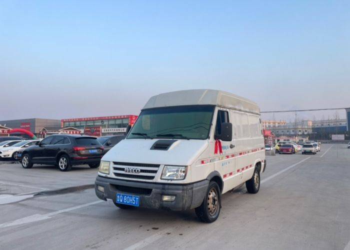 二手依维柯 129马力 封闭货车