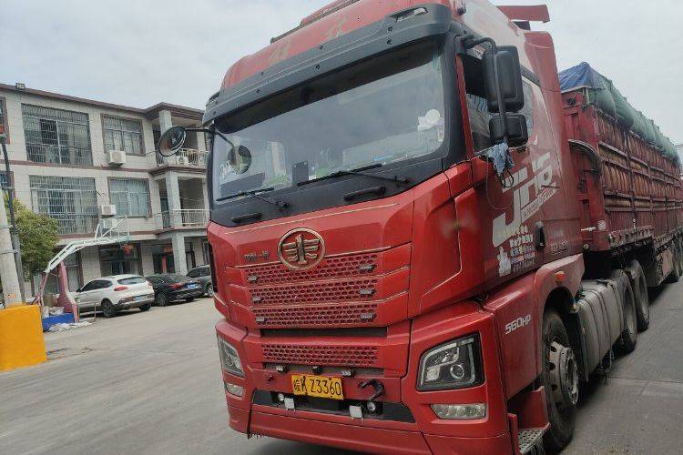 二手青岛解放 560马力 牵引车