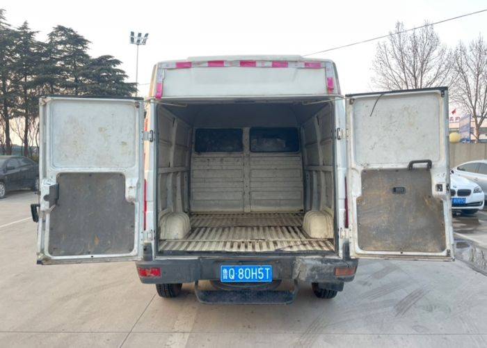 二手依维柯 129马力 封闭货车
