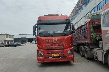 二手青岛解放 JH6重卡 领航版 560马力 6X4牵引车(国六) 双驱 锡柴二手牵引车 黄牌图片