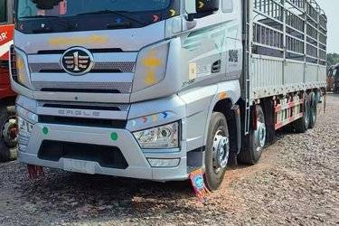 二手一汽解放 J7重卡 经典版 560马力 8X4 9.4米仓栅式载货车(国六) 前四后八 锡柴二手载货车 黄牌