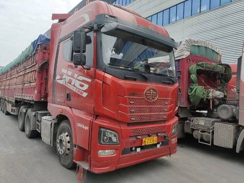 青岛解放 560马力 牵引车