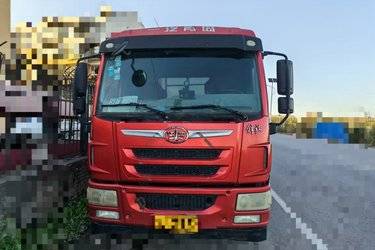 二手青岛解放 龙V中卡 220马力 4X2 6.75米栏板载货车(国五) 单桥 锡柴二手载货车 黄牌