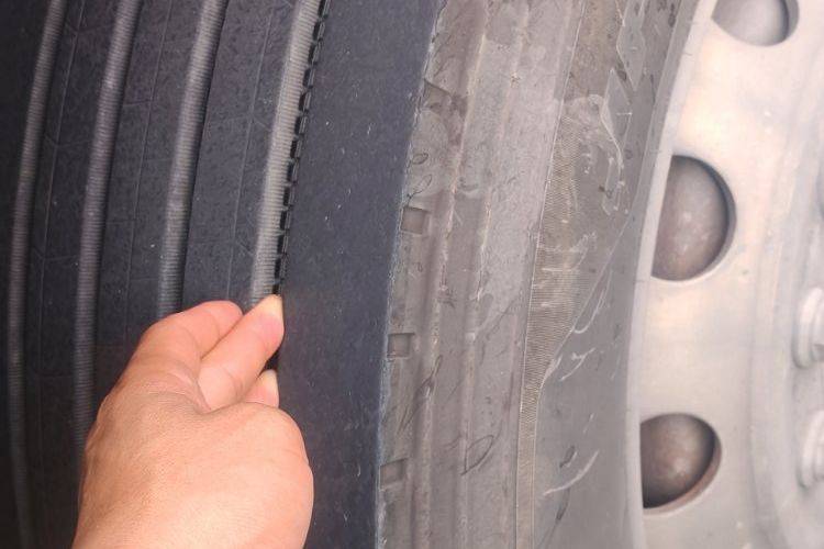 二手东风柳汽乘龙 220马力 载货车