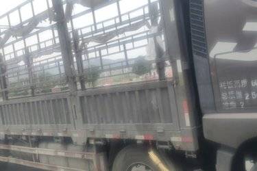 二手青岛解放 JH6 320马力 6.7米栏板载货车(国六) 4X4 大柴二手载货车 黄牌