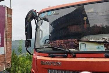 二手大运 风度 160马力 4X2 4.2米自卸(国四) 单桥 玉柴二手自卸车 黄牌图片