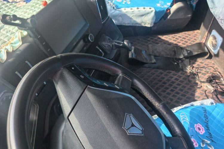 二手重汽汕德卡 330马力 载货车