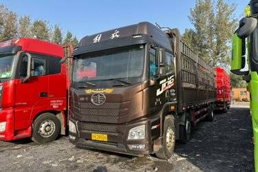 二手青岛解放 JH6重卡 290马力 6X2 9.5米仓栅式载货车(国五) 前四后四 锡柴二手载货车 黄牌图片