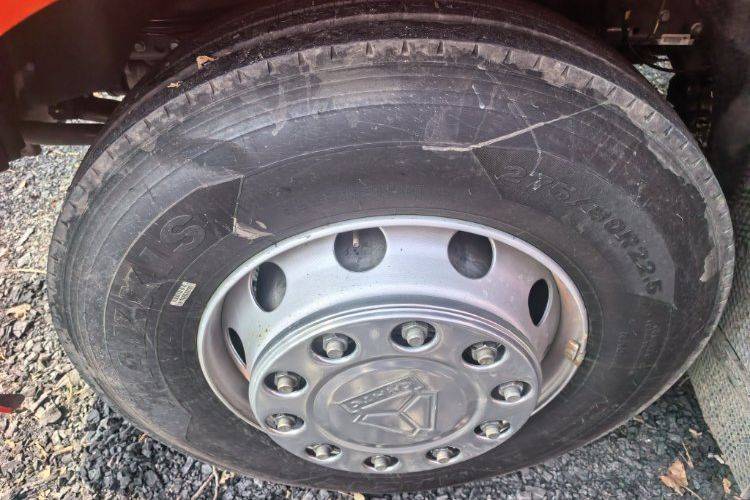 二手重汽汕德卡 330马力 载货车