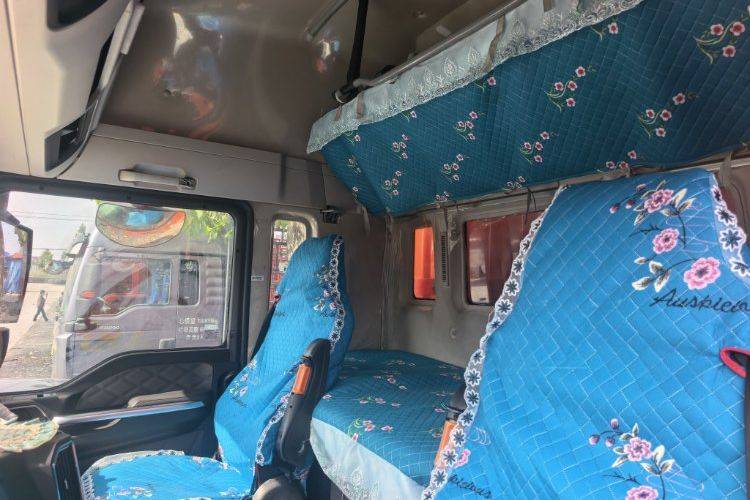 二手重汽汕德卡 330马力 载货车