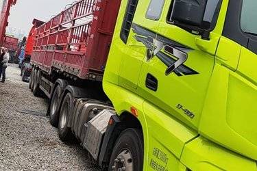 二手一汽解放 J7重卡 经典版 660马力 6X4 AMT自动档牵引车(国六) 双驱 潍柴二手牵引车 黄牌