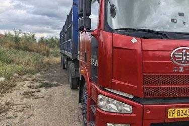 二手一汽解放 新J6P重卡 375马力 6X4 LNG牵引车(国五) 双驱 锡柴二手牵引车 黄牌图片