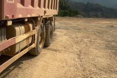 二手上汽红岩 新金刚M500重卡 430马力 6X4 5.8米自卸车(国五) 后八轮 上柴二手自卸车 黄牌图片