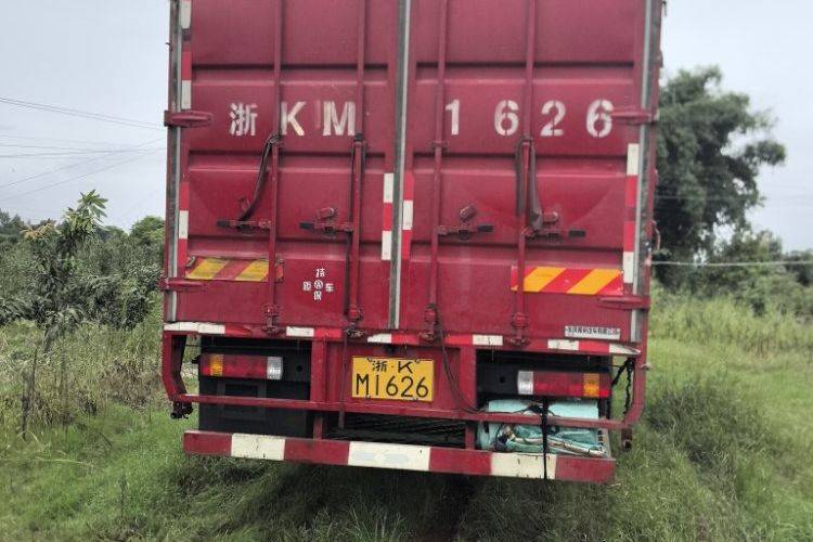 东风柳汽乘龙 300马力 载货车
