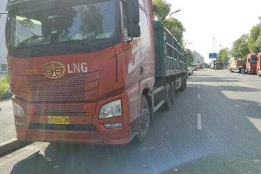 二手青岛解放 JH6?重卡 生活舱版 560马力 6X4 AMT自动挡牵引车(国六) 双驱 潍柴二手牵引车 黄牌图片