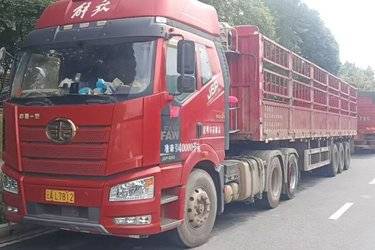 二手青岛解放 JH6⁺重卡 生活舱版 四季款 550马力 6X4 AMT自动挡牵引车(液缓)(国六) 双驱 江淮锐捷特二手牵引车 黄牌图片