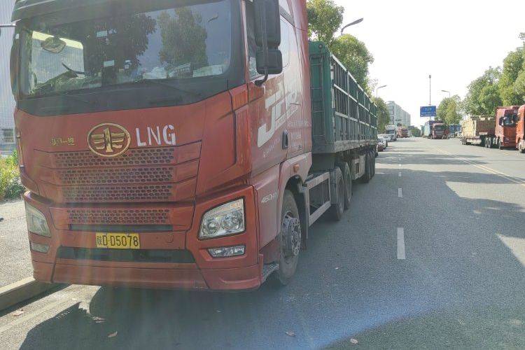 二手青岛解放 560马力 牵引车