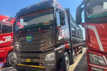 二手青岛解放 JH6重卡 320马力 6X2 9.5米仓栅式载货车(国五) 前四后四 锡柴二手载货车 黄牌图片
