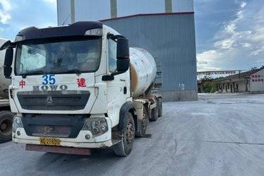 二手中国重汽 HOWO T5G 340马力 8X4 7.99方混凝土搅拌车底盘(国五) 前四后八 潍柴二手搅拌车图片