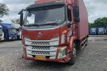 二手东风柳汽 新乘龙M3中卡 185马力 4X2 8.3米厢式载货车(国五) 单桥 玉柴二手载货车 黄牌图片