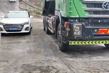 二手上汽红岩 杰狮重卡 390马力 6X4 5.8米自卸车(国五) 后八轮 上菲红二手自卸车 黄牌图片