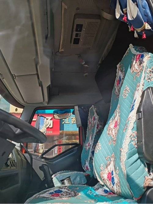 一汽解放 300马力 载货车