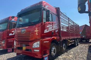 二手青岛解放 JH6重卡 460马力 8X4 9.5米仓栅式载货车(速比4.111)(国五) 前四后八 锡柴二手载货车 黄牌图片