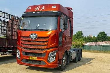 二手一汽解放 J6V重卡 领航版 560马力 6X4 AMT自动挡牵引车(国六) 双驱 锡柴二手牵引车 黄牌图片
