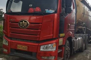 二手一汽解放 J6P重卡 领航版 460马力 6X4牵引车(国五) 双驱 锡柴二手牵引车 黄牌图片