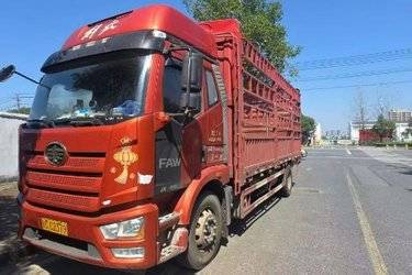 二手一汽解放 J6L中卡 2019款 240马力 4X2 6.75米仓栅式载货车(国五) 单桥 锡柴二手载货车 黄牌
